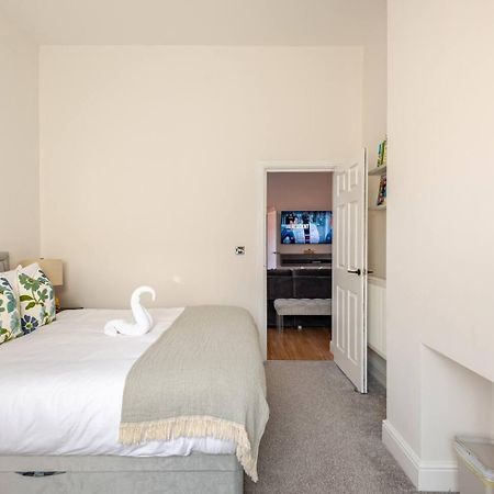Stylish Flat In Central Location With Free Parking Swindon Extérieur photo