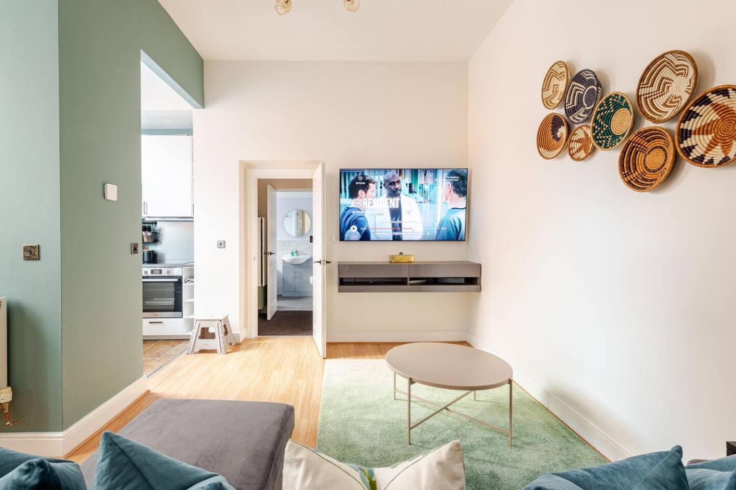 Stylish Flat In Central Location With Free Parking Swindon Extérieur photo