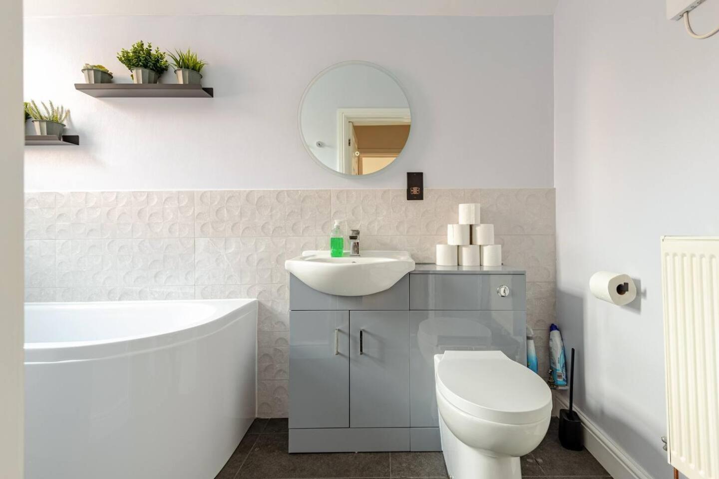 Stylish Flat In Central Location With Free Parking Swindon Extérieur photo