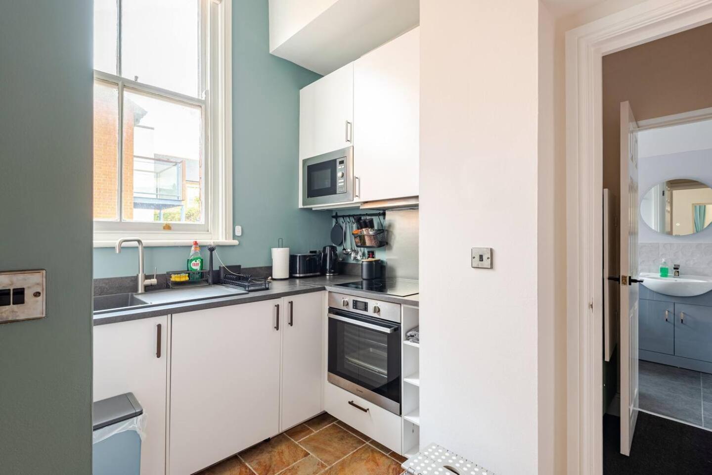 Stylish Flat In Central Location With Free Parking Swindon Extérieur photo