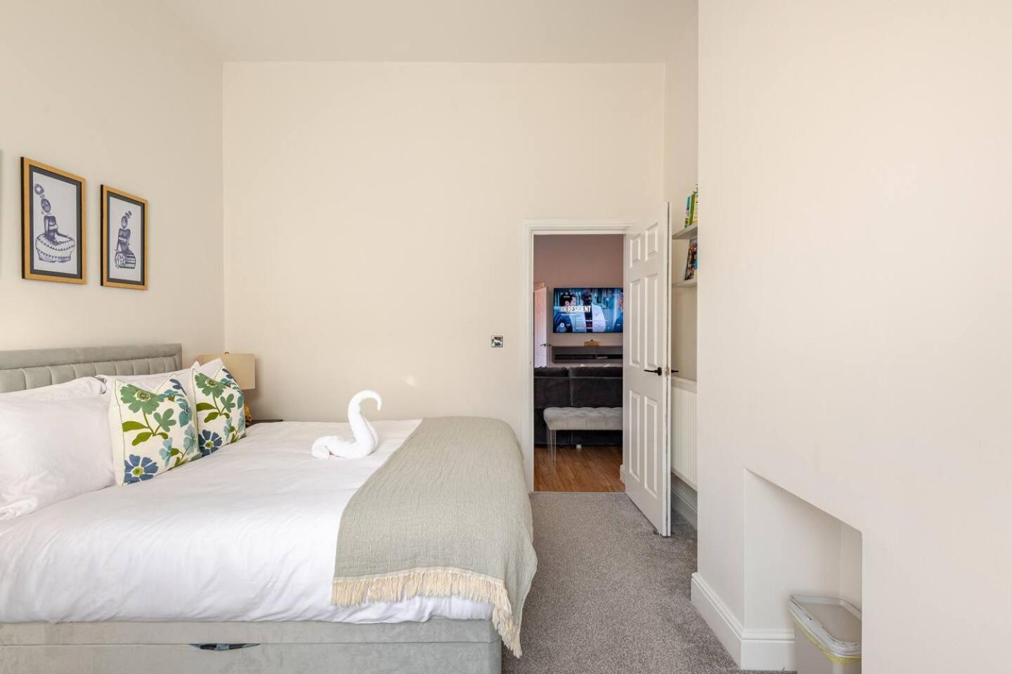 Stylish Flat In Central Location With Free Parking Swindon Extérieur photo