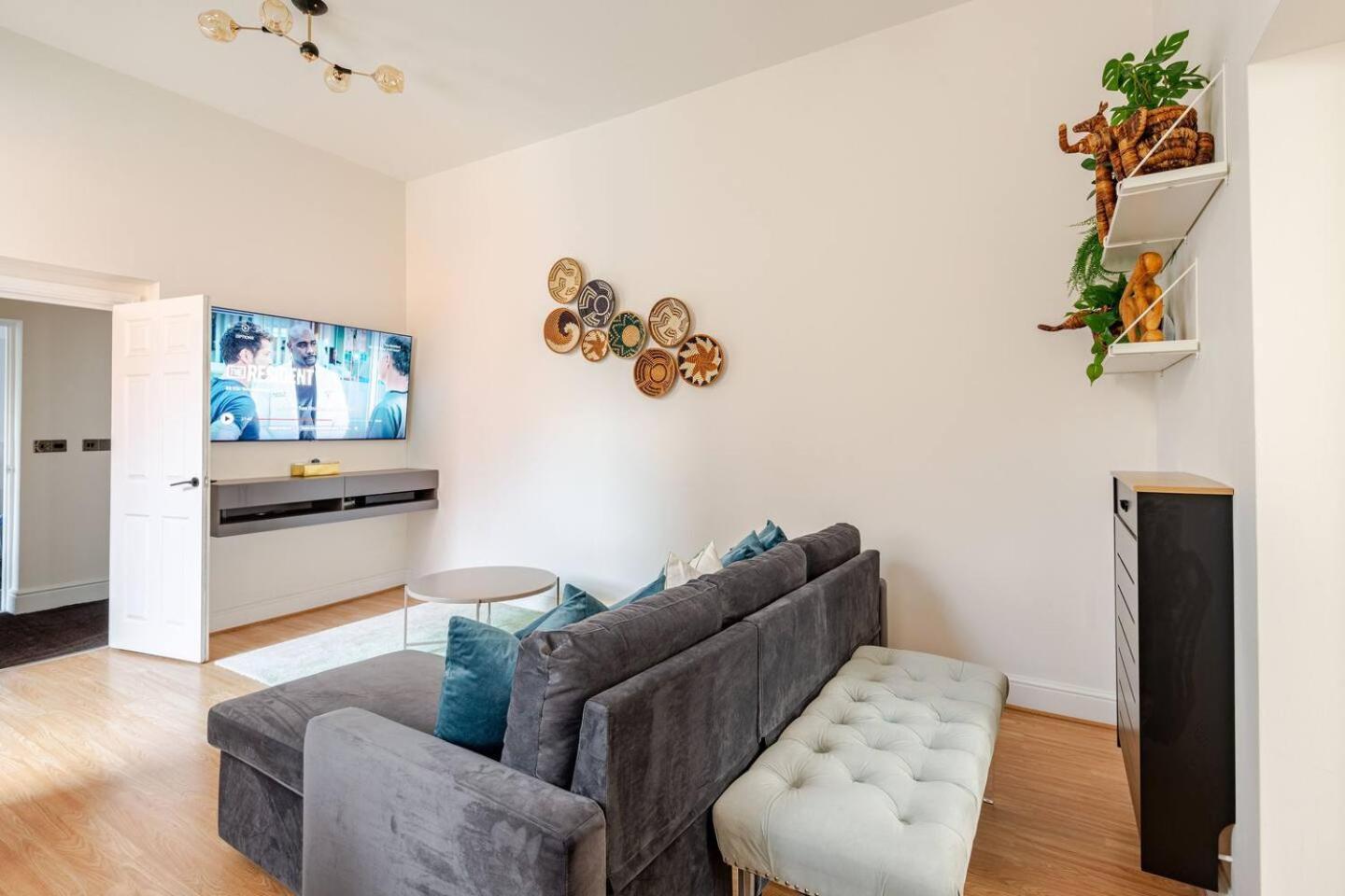Stylish Flat In Central Location With Free Parking Swindon Extérieur photo