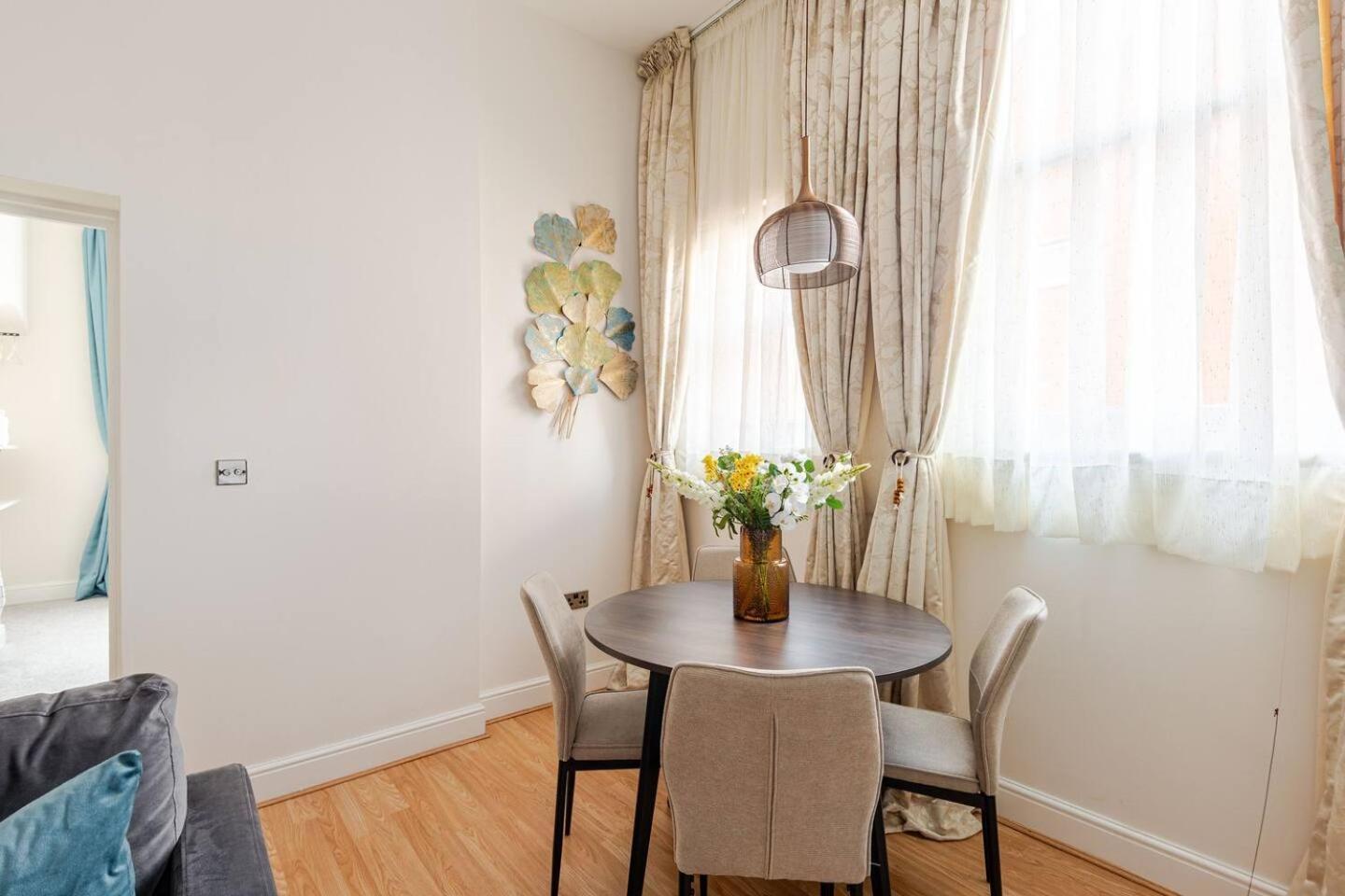 Stylish Flat In Central Location With Free Parking Swindon Extérieur photo