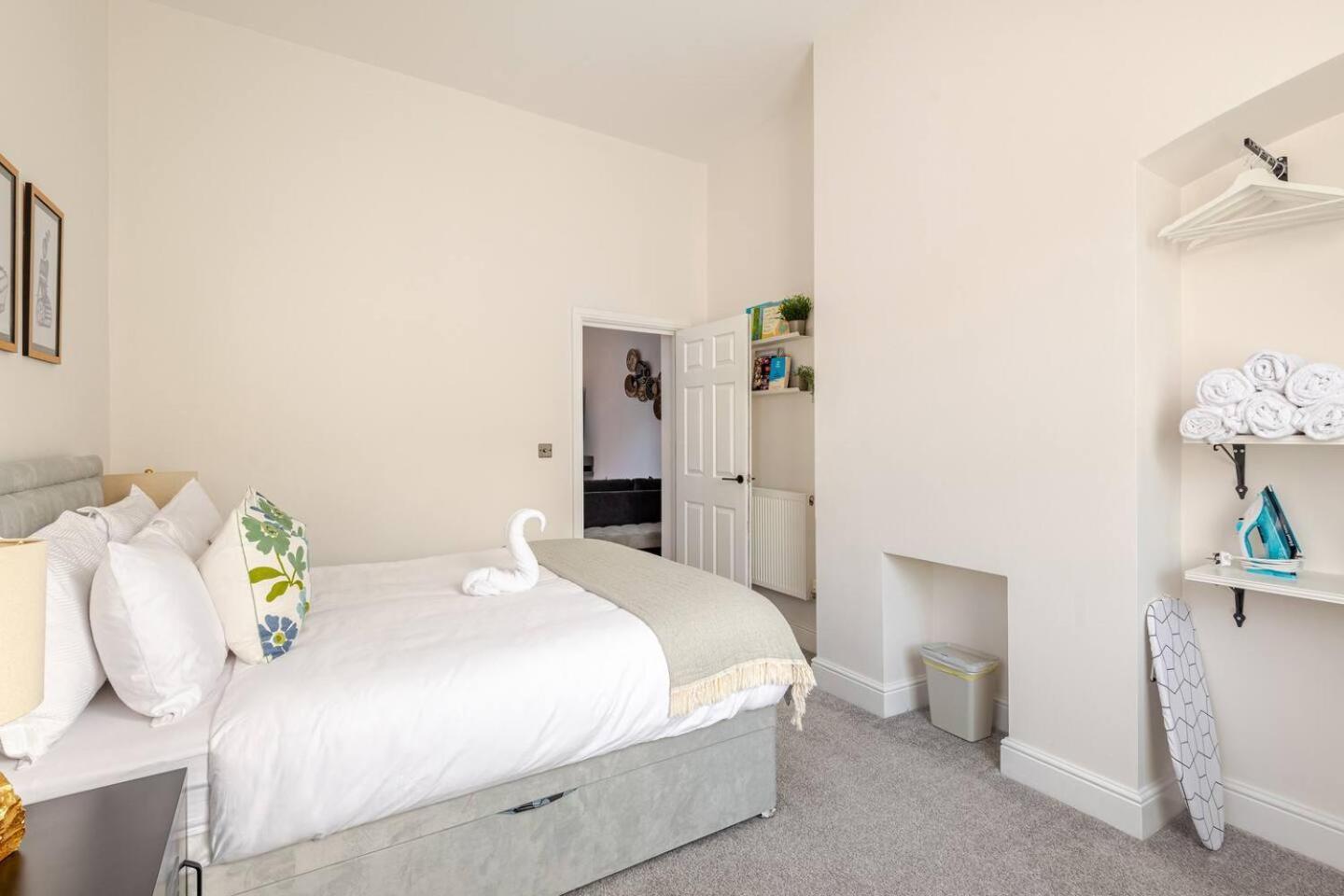 Stylish Flat In Central Location With Free Parking Swindon Extérieur photo