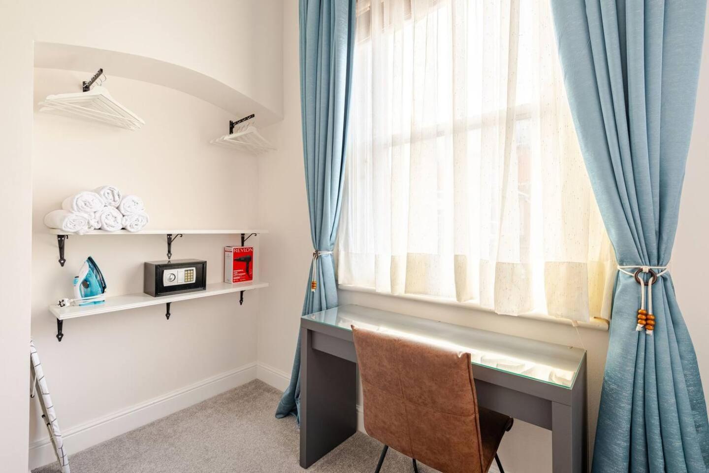 Stylish Flat In Central Location With Free Parking Swindon Extérieur photo