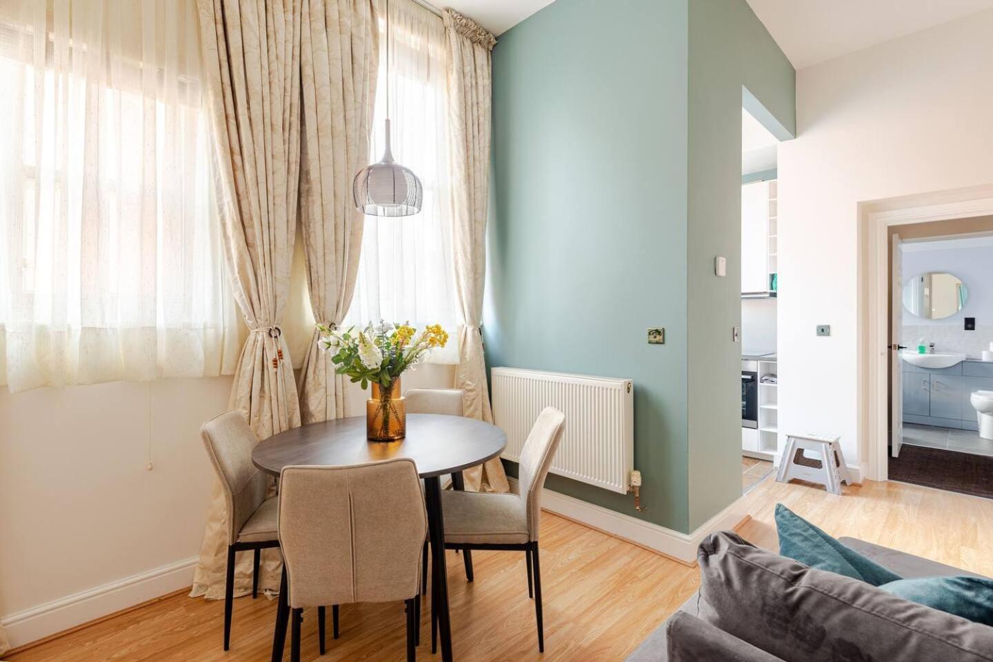 Stylish Flat In Central Location With Free Parking Swindon Extérieur photo